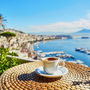 Eine Tasse Espresso mit Blick auf Neapel