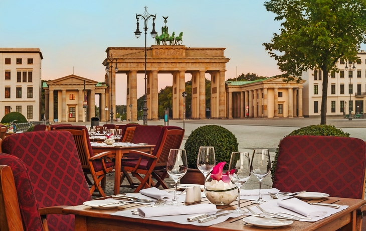 Außenterrasse Hotel Adlon mit Blick auf Brandenburger Tor 