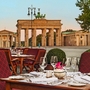 Außenterrasse Hotel Adlon mit Blick auf Brandenburger Tor 