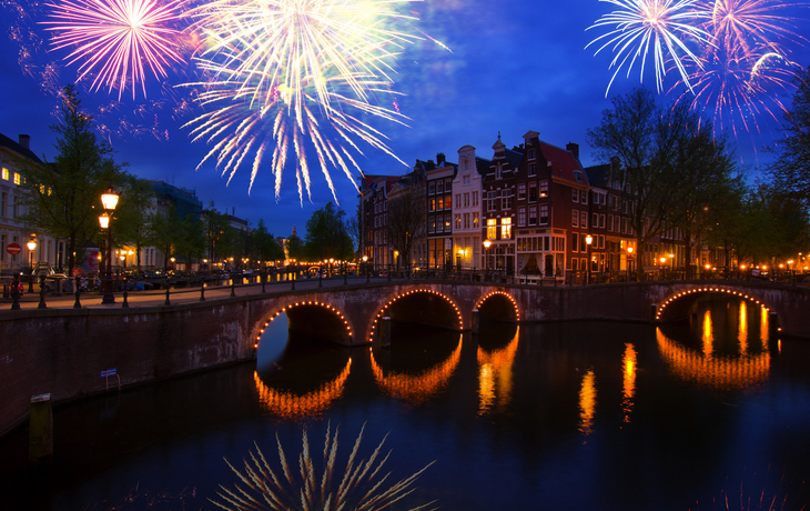 Amsterdam in der Nacht mit Feuerwerk