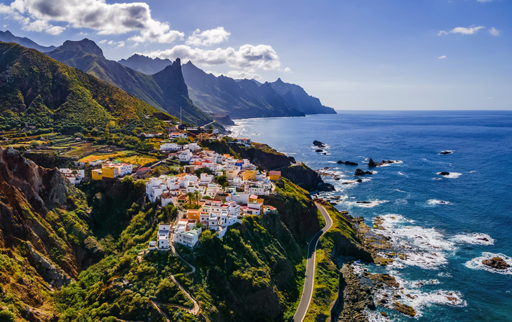 Landschaft mit Küstendorf Almáciga auf Teneriffa