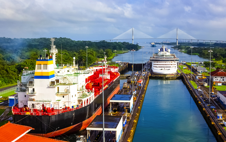 Blick auf den Panamakanal vom Kreuzfahrtschiff