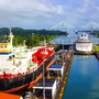 Blick auf den Panamakanal vom Kreuzfahrtschiff