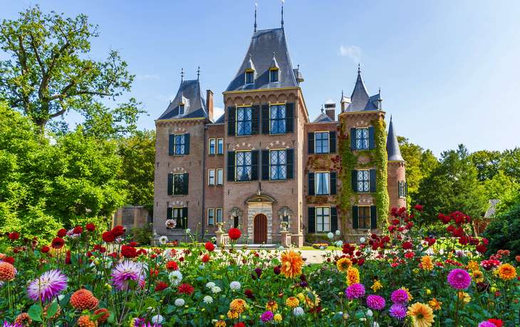 Schloss in Lisse mit den bunten Dahlien im Vordergrund