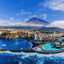 Freizeitpark Lago Martiánez vor dem Vulkan Teide auf Teneriffa