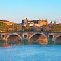 Der Pont Neuf in Toulouse im Sommer