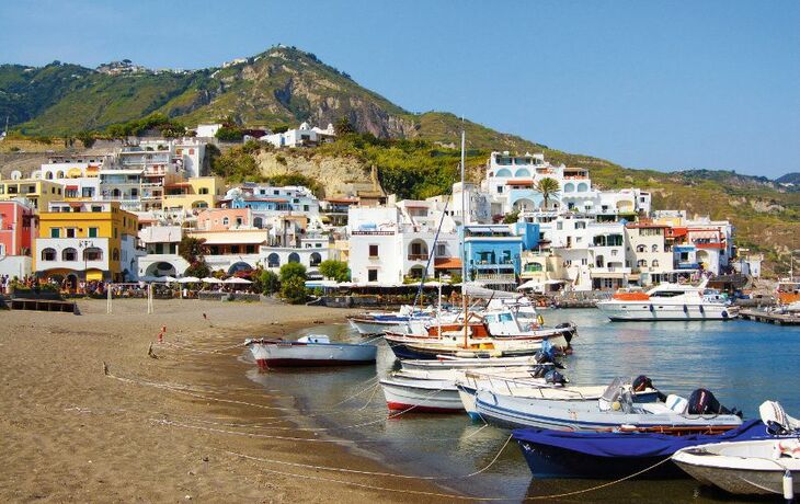 Fischerboote vor Sant'Angelo auf Ischia