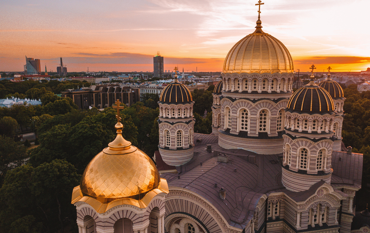 Kuppeln der Geburtskathedrale in Riga