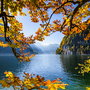 Königssee mit Touristenbooten im Herbst