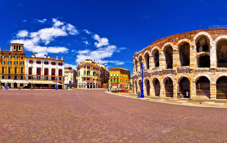 Panoramablick auf das römische Amphitheater Arena di Verona und den Platz Piazza Bra