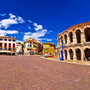 Panoramablick auf das römische Amphitheater Arena di Verona und den Platz Piazza Bra