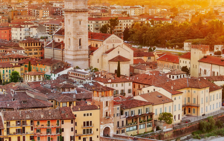 Brücke Ponte Pietra über den Fluss Etsch in Verona, Italien