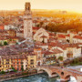 Brücke Ponte Pietra über den Fluss Etsch in Verona, Italien