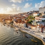 Panoramablick auf die Stadt Porto bei Sonnenuntergang