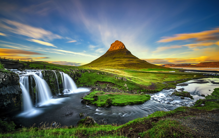 Wasserfall Kirkjufellsfoss und Berg Kirkjufell auf der Halbinsel Snæfellsnes