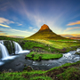 Wasserfall Kirkjufellsfoss und Berg Kirkjufell auf der Halbinsel Snæfellsnes