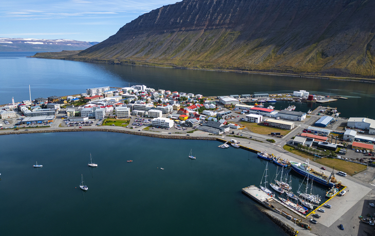 Luftaufnahme der Stadt Isafjordur in den isländischen Westfjorden