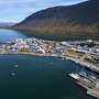 Luftaufnahme der Stadt Isafjordur in den isländischen Westfjorden