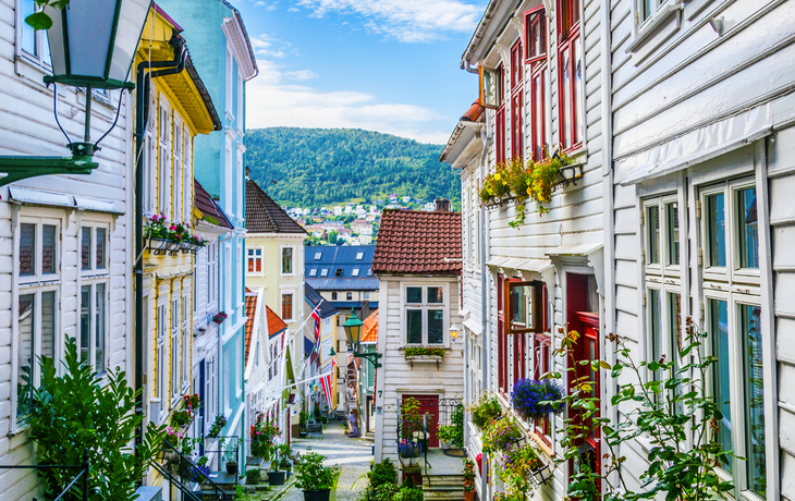 Blick auf ein altes Holzhaus in der norwegischen Stadt Bergen