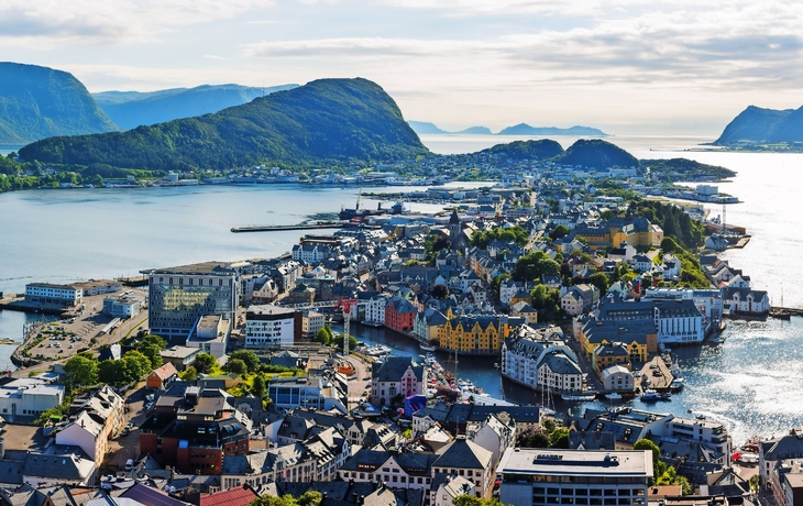 Hafenstadt Alesund am Eingang zum Geirangerfjord