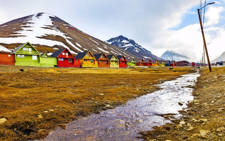 Bunte Holzhäuser in Longyearbyen auf Spitzbergen, Norwegen