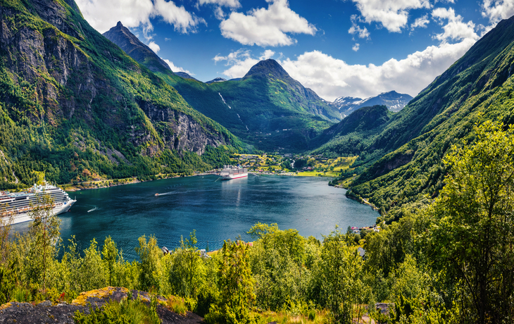 Luftaufnahme des Sunnylvsfjorden-Fjords vom Hafen in Geiranger, Norwegen