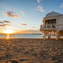 Strand von Cadiz mit berühmtem Pier in Andalusien, Spanien