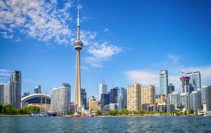 Skyline von Toronto vom Ontariosee aus gesehen, Kanada 